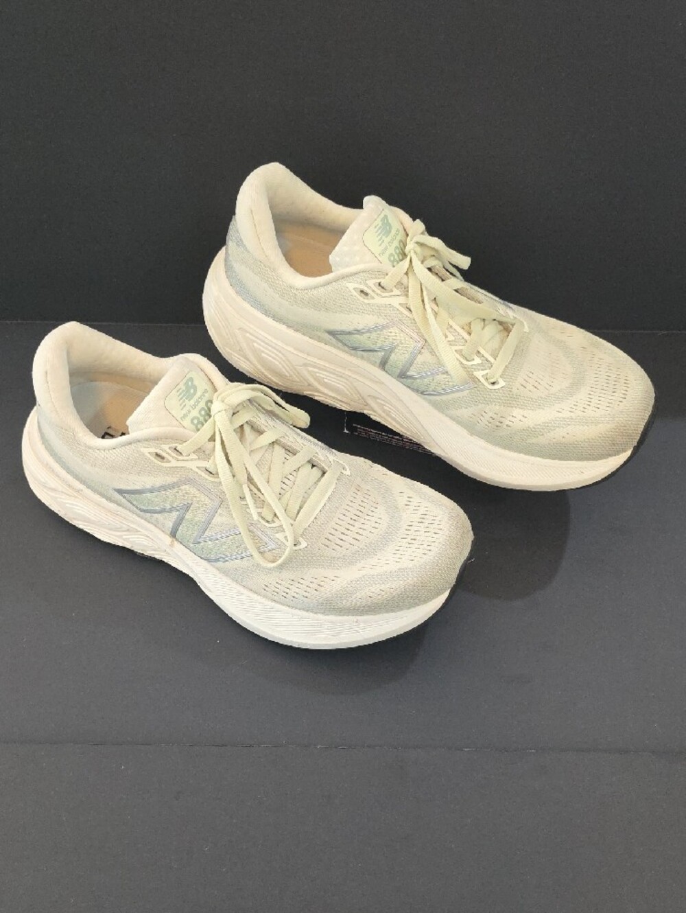New Balance Fresh Foam 880 Women's Sneakers in Pale Mint and Cream Size 8 - Picture 3 of 13